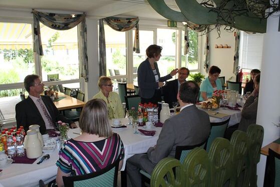 Die Besuchergruppe mit den Vertretern der Krankenhaus AG