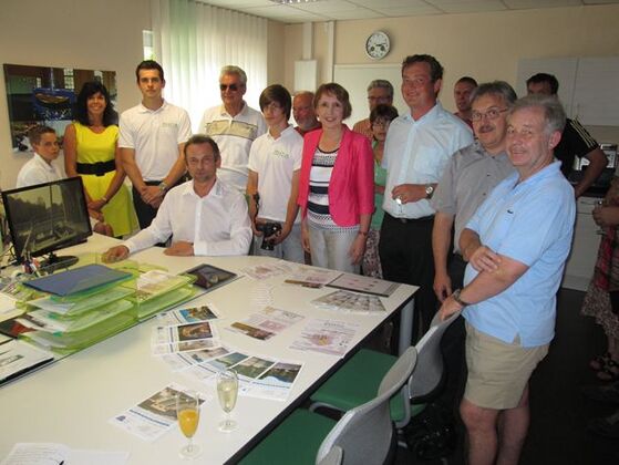 Firmenchef Erich Dannhäußer (sitzend), MdL-Annette Karl (vierte von rechts) und Uli Grötsch (dritter von rechts)