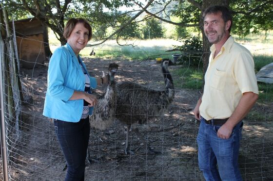 MdL Annette Karl und Manfred Urban am Emugehege