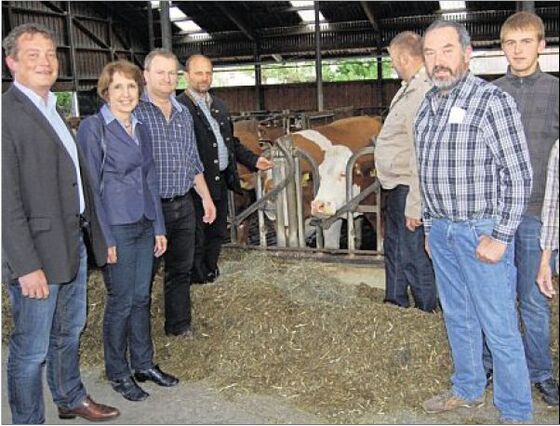Uli Grötsch und Annette Karl versprachen auf dem Mois-Hof sich gegen Flächenspekulationen einzusetzen