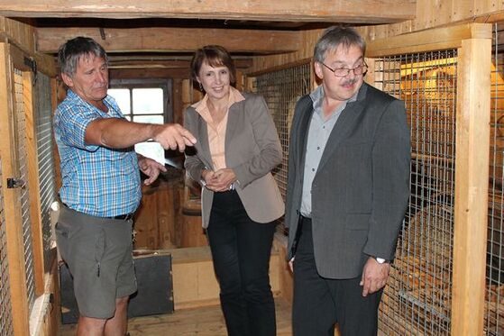 Manfred Janker, Annette Karl und Norbert Freundorfer im Dachstuhl der Mühle