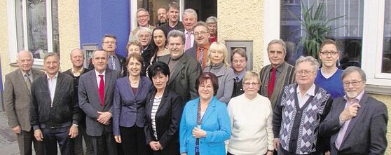 Die Ehrengäste, darunter MdL Annette Karl (5.v.l), würdigten die Arbeit des Vereins und der Vorstandschaft.