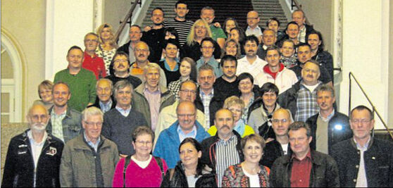 Die Besuchergruppe im Foyer