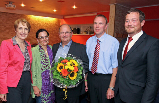 (v.l) MdL Annette Karl, Lebensgefährtin Manuela Schaber, Peter Gruber, Roman Schell, MdB Uli Grötsch (Bild: nm)