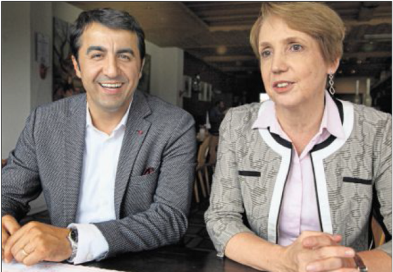 MdL Arif Tasdelen zusammen mit MdL Annette Karl (Bild:Steinbacher)