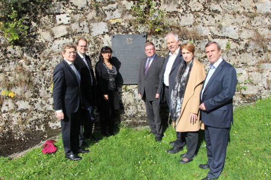 Die SPD Delegation vor dem Gedenkstein
