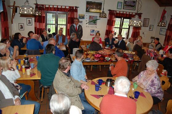 Annette Karl, MdL beim Frühstück des SPD- Ortsvereins Hammerweg und SPD- Ortsvereins Weiden Ost (Bild: HCZ)