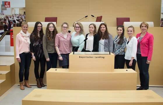 Annette Karl, MdL zusammen mit den Schülerinnen des Augustinus-Gymnasiums Weiden und StRin Marion Heimler