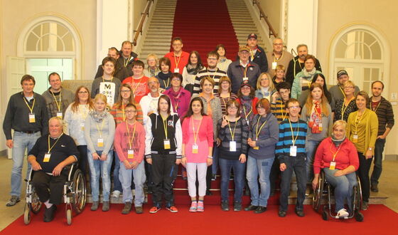 Die Besuchergruppe im Foyer des Maximilianeums