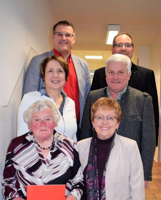 Kreischefin MdL Annette Karl (linke Reihe, Mitte) ehrt Johanna Krauß und Elfriede Windisch (vorne). Bild: bk