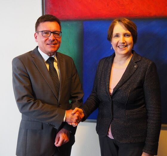 Annette Karl, MdL (l.) mit Thomas Würdinger, Chef der Arbeitsagentur in Weiden (Bild: sbü)