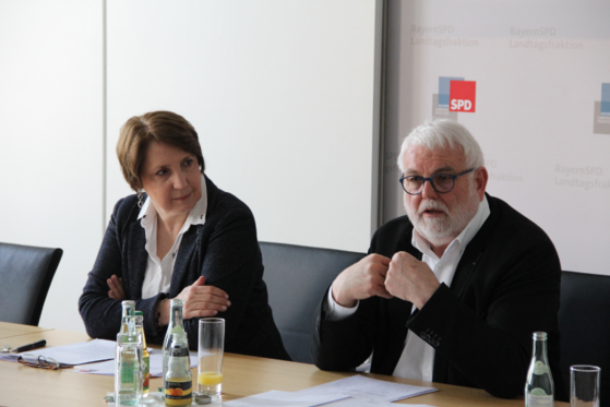Annette Karl und Martin Güll während der Pressekonferenz