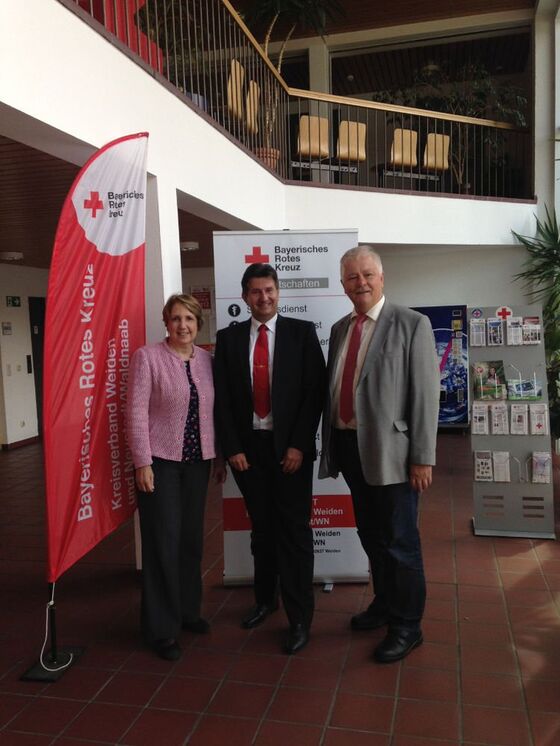 MdL Annette Karl, BRK Geschäftsführer Sandro Galitzdörfer, MdL Reinhold Strobl (v.l.)