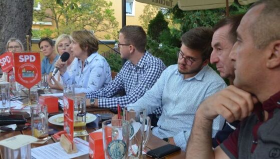 MdL Annette Karl im Gespräch mit den Bürgerinnen und Bürgern (Bild: Kunz)