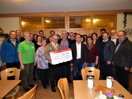 Annette Karl, MdL bei der Spendenübergabe der Dorfgemeinschaft Hessenreuth (Bild: Martin Graser)