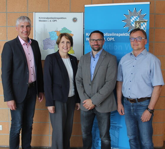 KHK Thomas Gallei, MdL Annette Karl, KOR Jürgen Dodell und EKHK Georg Bäuml (v. links)