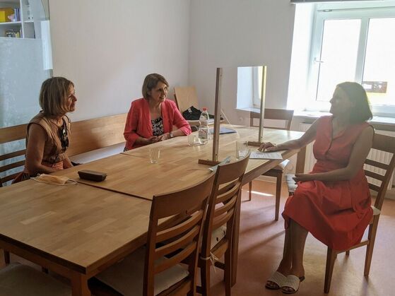 Margit Wild und Annette Karl im Gespräch mit Inge Heindl im Autonomen Frauenhaus Regensburg