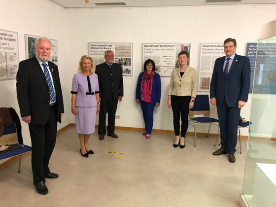Gruppenbild der Ausstellungseröffnung. Foto: BdV LV Hessen