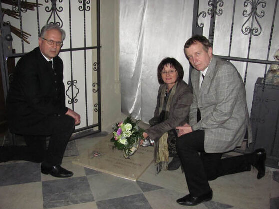 Zum Gedenken an die Opfer der Vertreibung legte Christa Naaß,Generalsekretärin d. Sudetendeutschen Rates, Blumen nieder