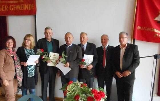 Christa Naaß mit Peter Schmid-Rannetsperger (3.v.links) und Bundesvorsitzendem Dr. Helmut Eikam (2. von rechts)