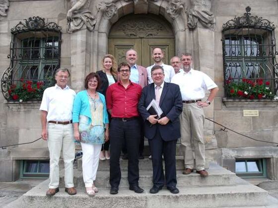 Gruppenbild vor dem Ellinger Rathaus