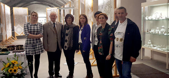 Christa Naaß zusammen mit Edmund Szymikowski (2. von links) und der Delegation aus Pommern