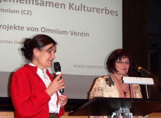 Dr. Zuzanna Finger, Heimatpflegerin der Sudetendeutschen und Christa Naaß (v. li)
